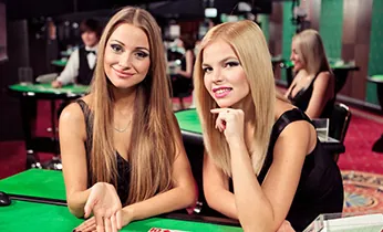 Bàn Blackjack trực tuyến với người chia bài